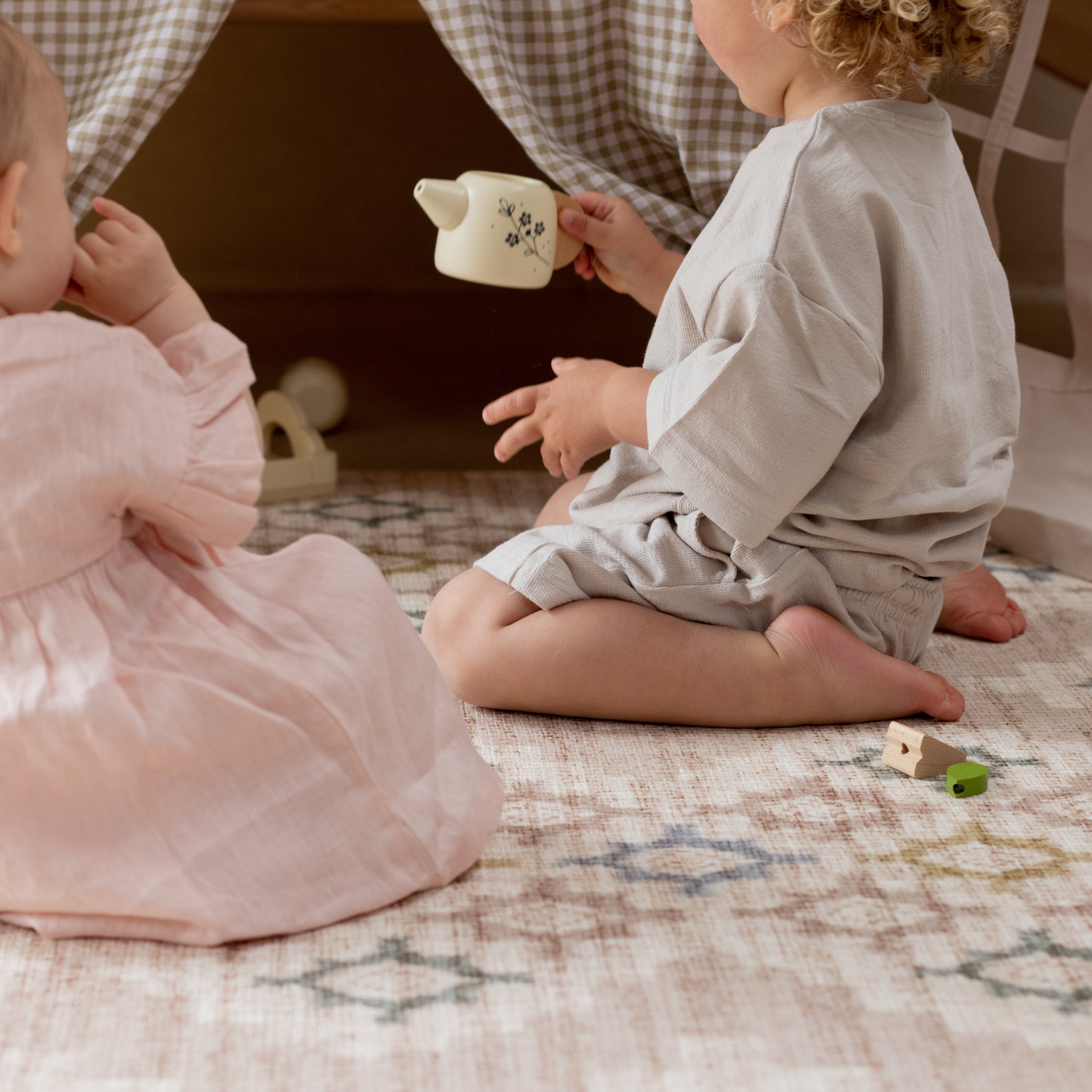 Children playing on a totter and tumble playmat | SKU: X26 FABLE/ASTER STD,26 FABLE/ASTER XL,26 FABLE/ASTER COM,26 FABLE/ASTER ROU,26 FABLE/ASTER RUN